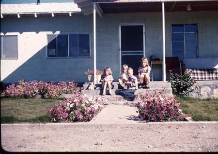 1962_00_00_BumgarnerKidsAtGrandmas