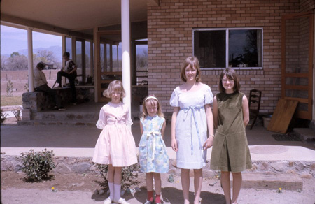 1966_00_00_GilaHouseBumgarnerGirlsAndGlenda2