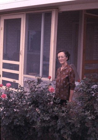 1966_00_00_GilaHouseGrandmaGladysFlowers