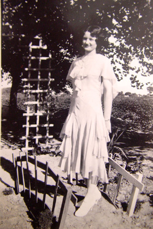 1920s_BelvaOrElwaOnSmallBridge