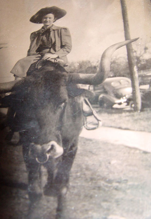 1930s_ElwaOrBelvaOnBull