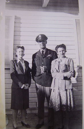 1942_10_20_BelvaElwaWithRandolphScott_01