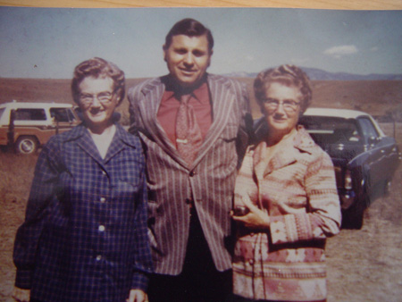 1972_BelvaAndElwaWithGovernorBruceKing1