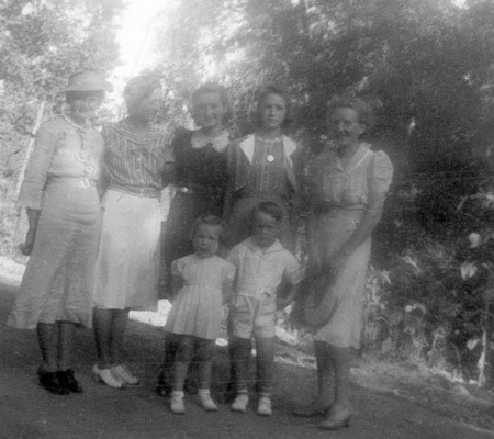 1930s_CoalsonWomenAndSomeKids