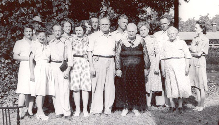 1940s_BumgarnerGreatGrandparentsAndClan