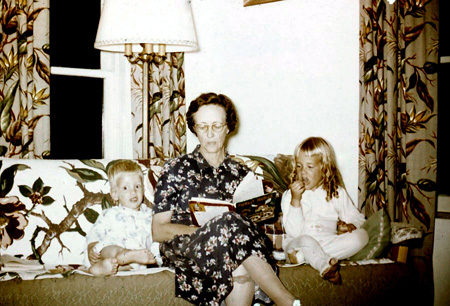 1956_00_00_GrandmaGladysReadToCarolSteve