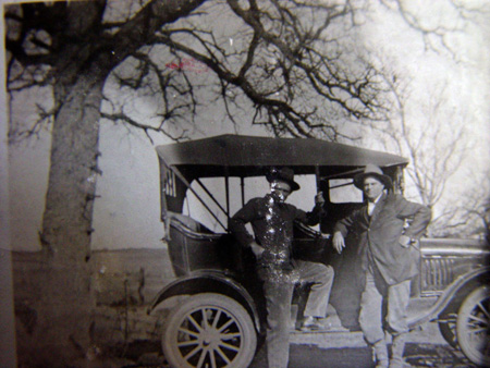 1922_Guess_OneOnRightIsGusBumgarnerIThink