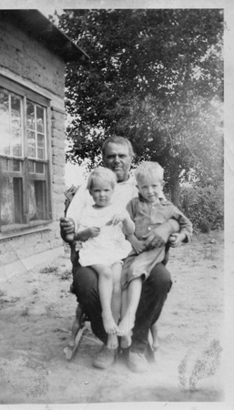 1928_00_00_RayAndFayWithGrandpaGus
