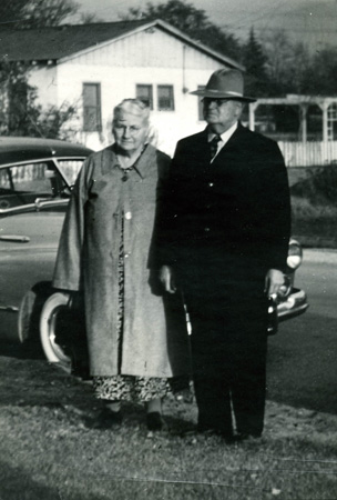 1930s_ErdeaneAndGusBumgarnerCarAndHouse