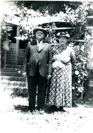 1940s_GusAndErdeaneBumgarnerInHats