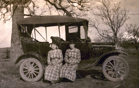 1922_MaeAndMabelBumgarnerAndCar