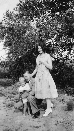 1934_Guess_WayneAndViCoalsonWithChild